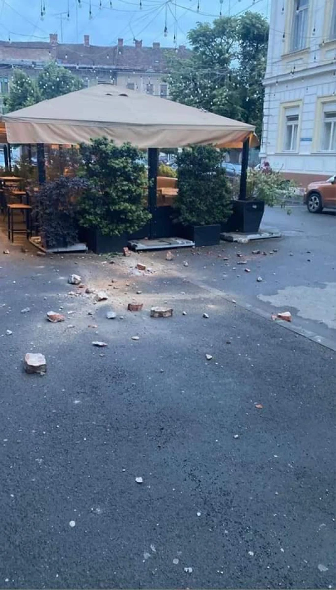 Clădiri și mașini avariate după cutremurul de 5,2 din Arad