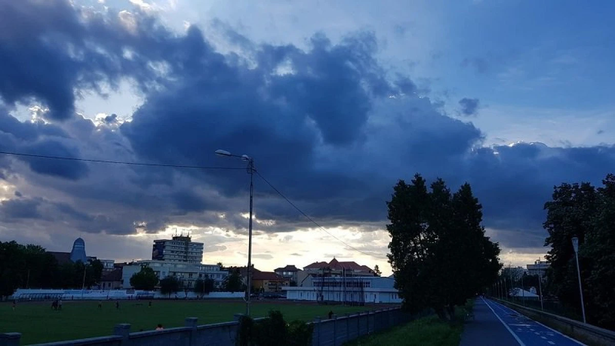 Cod galben de furtuni și grindină în Arad și alte 35 de județe, până vineri seară