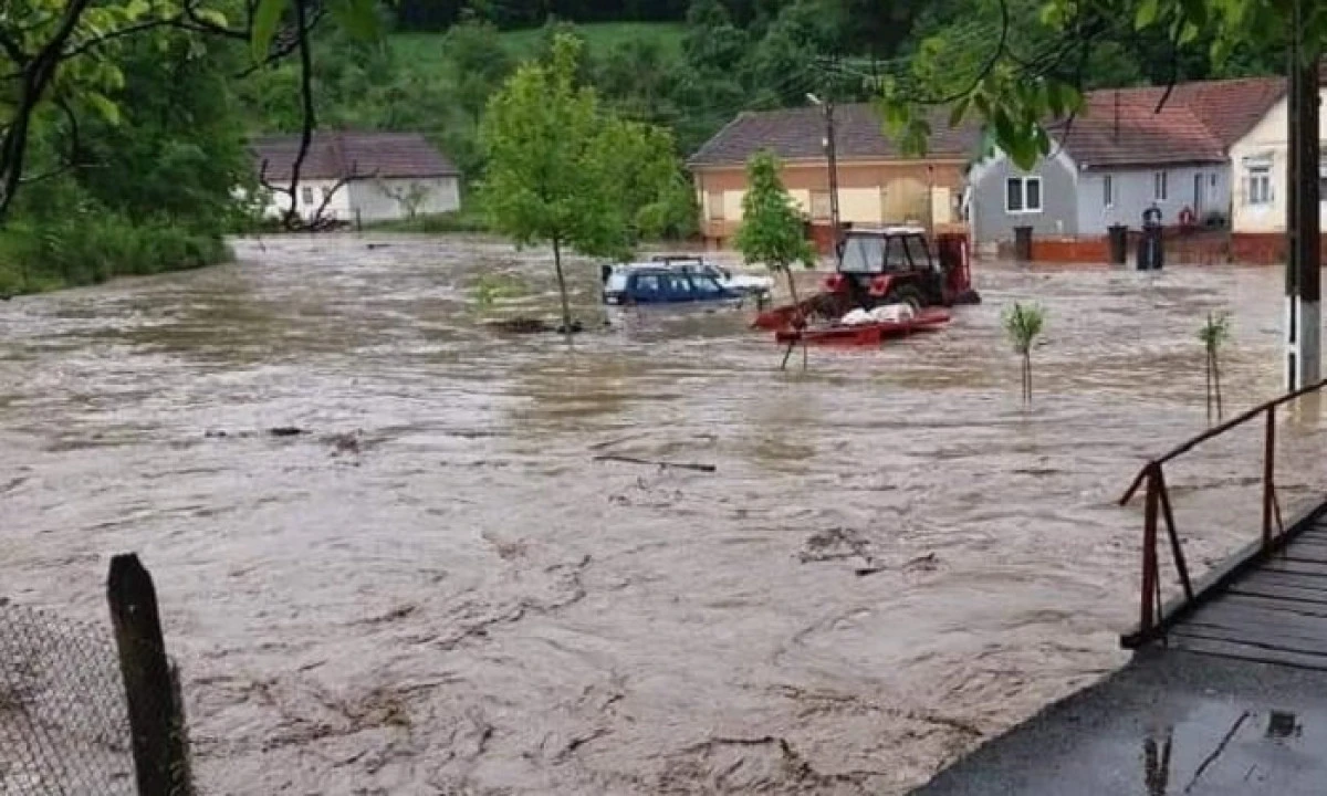 Cod galben de inundaţii pentru județul Arad, până marţi dimineaţa