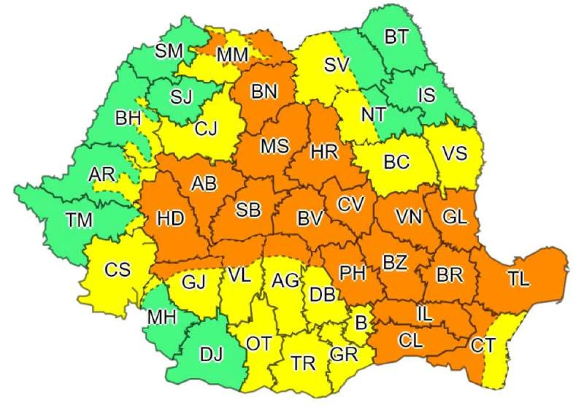Cod galben şi Cod portocaliu de averse şi vijelii în 36 de judeţe, până luni dimineaţa