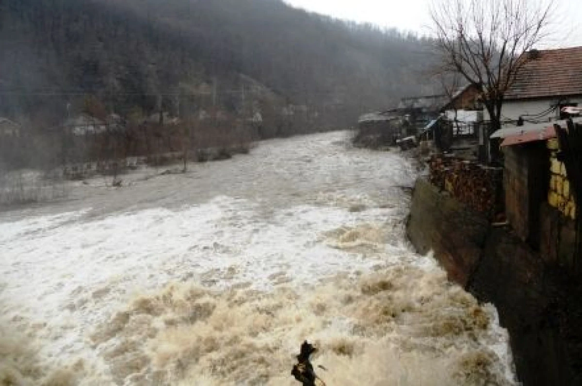 COD PORTOCALIU SI GALBEN DE INUNDATII PENTRU MAI MULTE JUDETE, PANA MARTI DIMINEATA