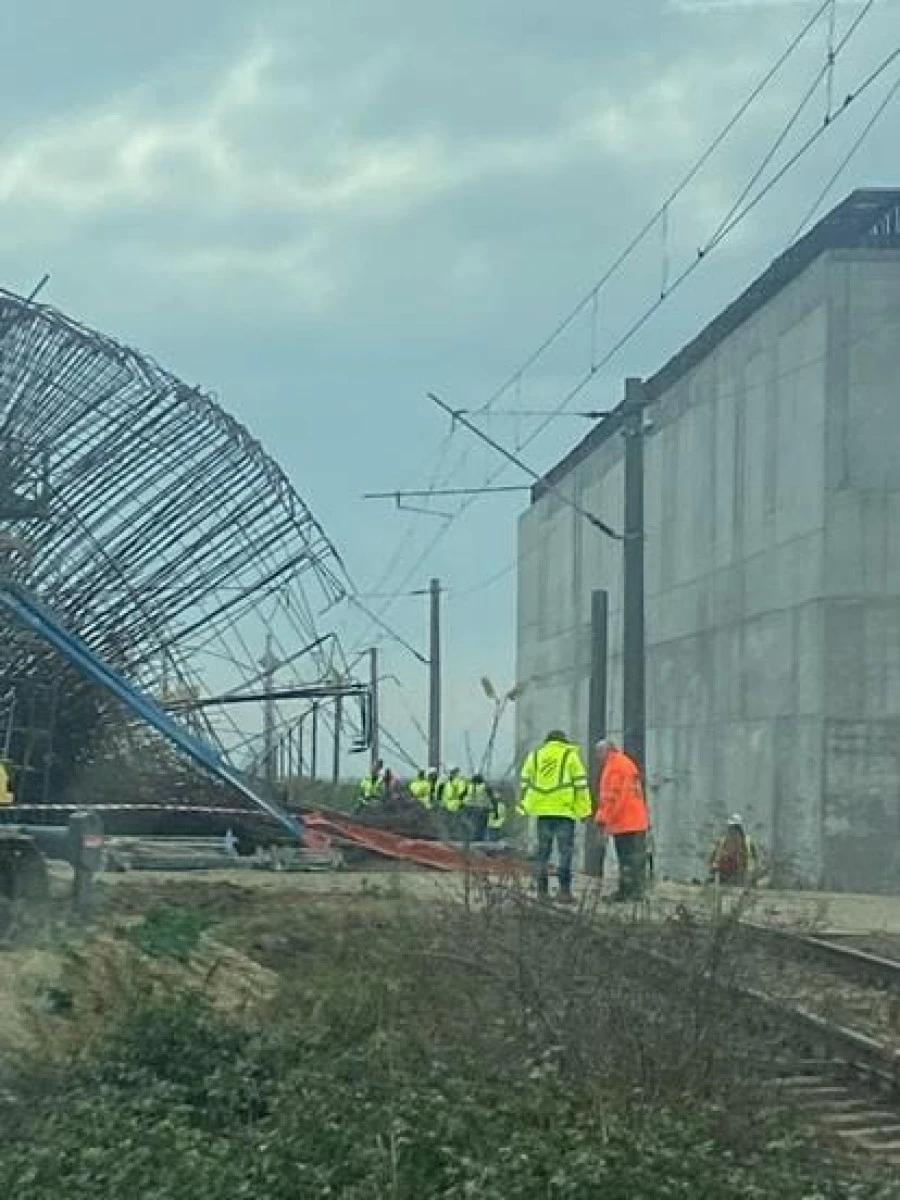 Cofrajul unui picior de pasaj s-a prăbușit, pe lotul 4 Ronaț Triaj-Arad. Circulația feroviară este oprită