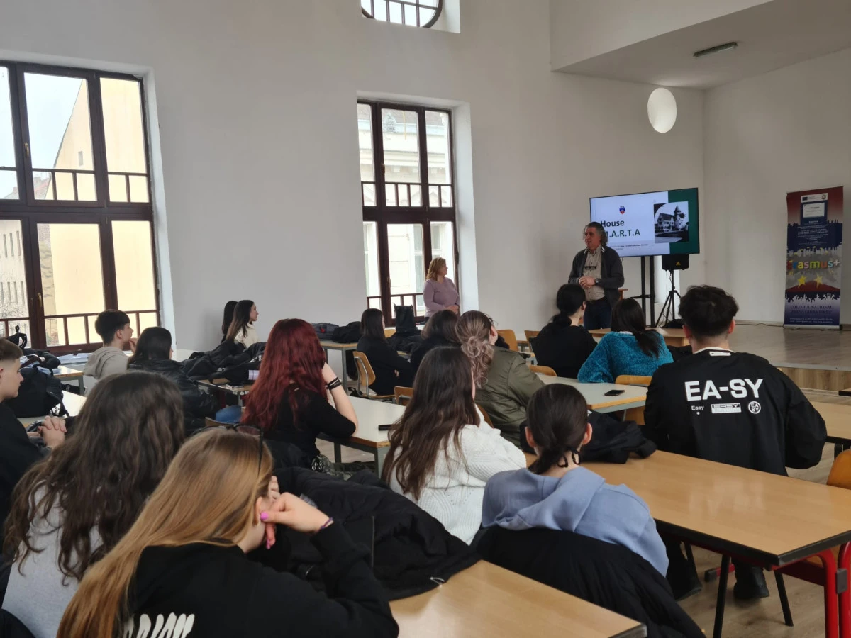 Colegiul "Elena Ghiba Birta" a găzduit o consultare publică organizată de Hub-ul cultural mARTA