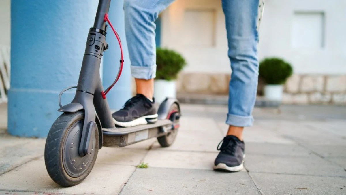 Coliziune între o trotinetă electrică și un autoturism în Arad. Doi tineri au fost transportați la spital