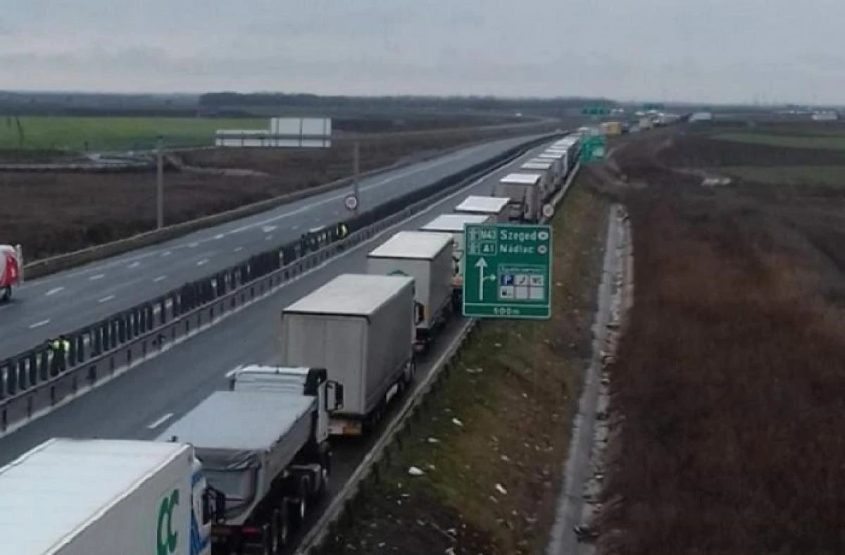 Coloană de camioane de 13 kilometri înainte de frontieră, la Nădlac II