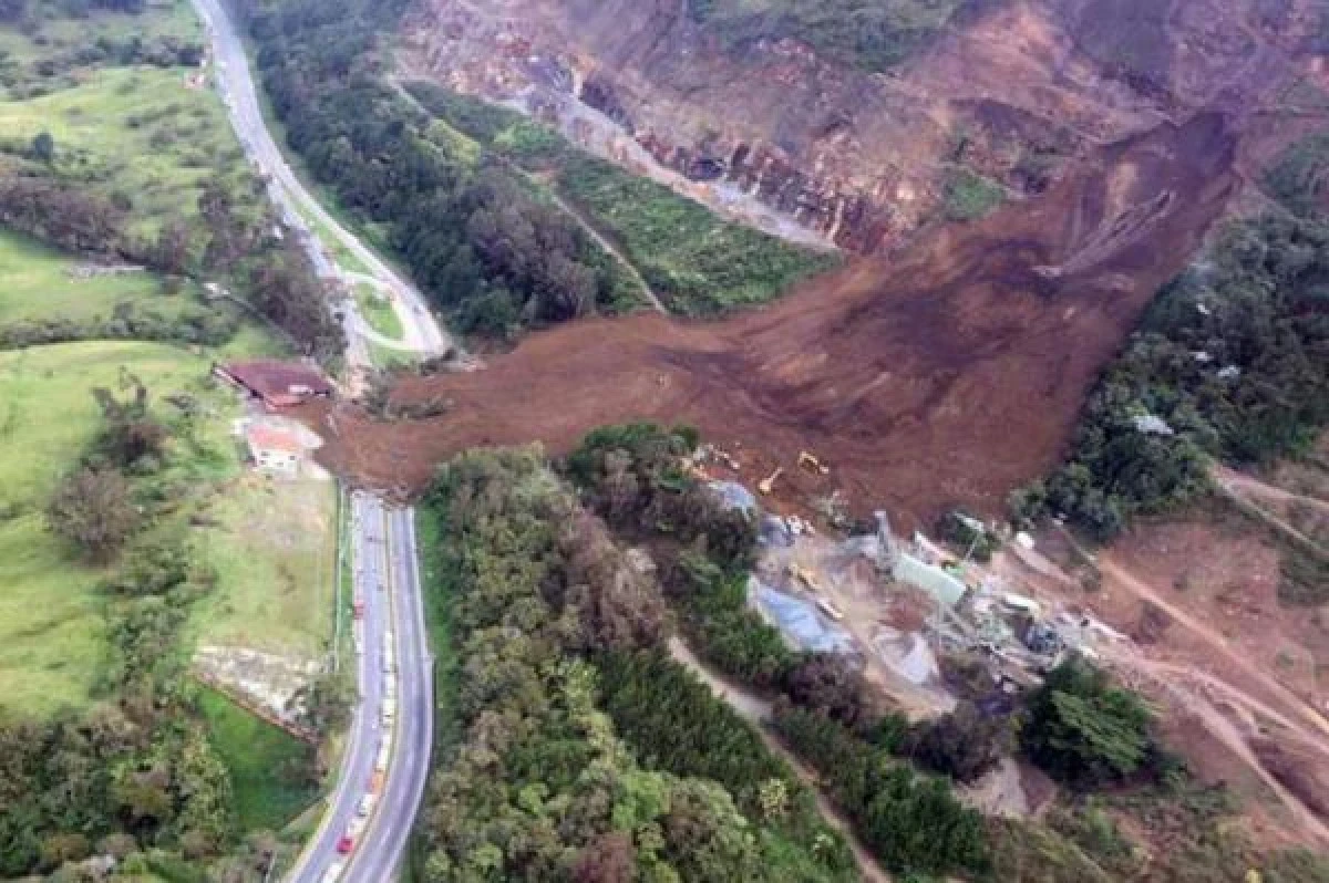 Columbia: 34 de morți, după ce o alunecare de teren a rupt în două o autostradă