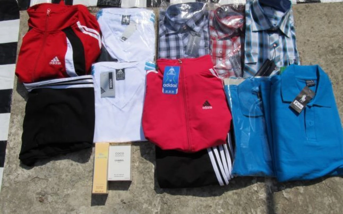 COMERCIANT DE HAINE CONTRAFACUTE, PRINS LA NADLAC