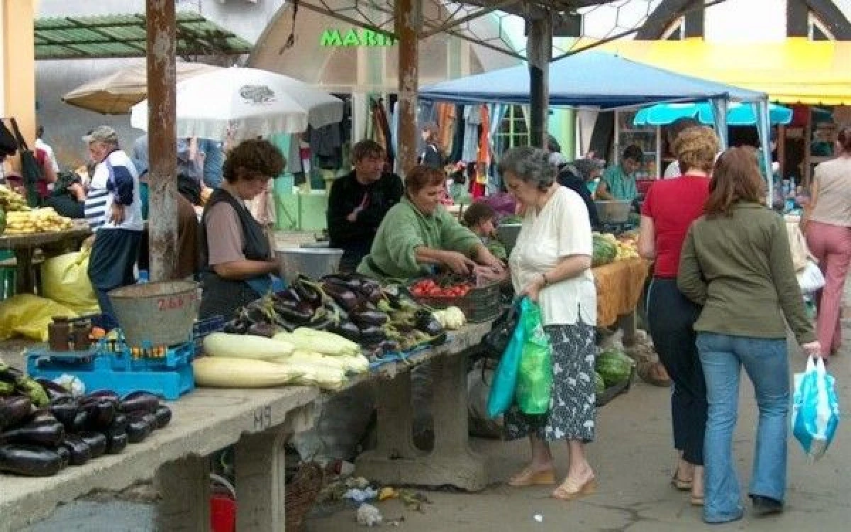 COMERCIANTII DIN PIETE VOR AVEA ATESTAT DE PRODUCATOR SAU CARNET DE COMERCIALIZARE