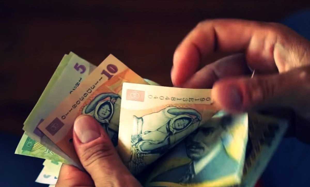 Comisia Europeană îi dă peste nas Guvernului Cîțu: salariul minim în România s-ar putea tripla