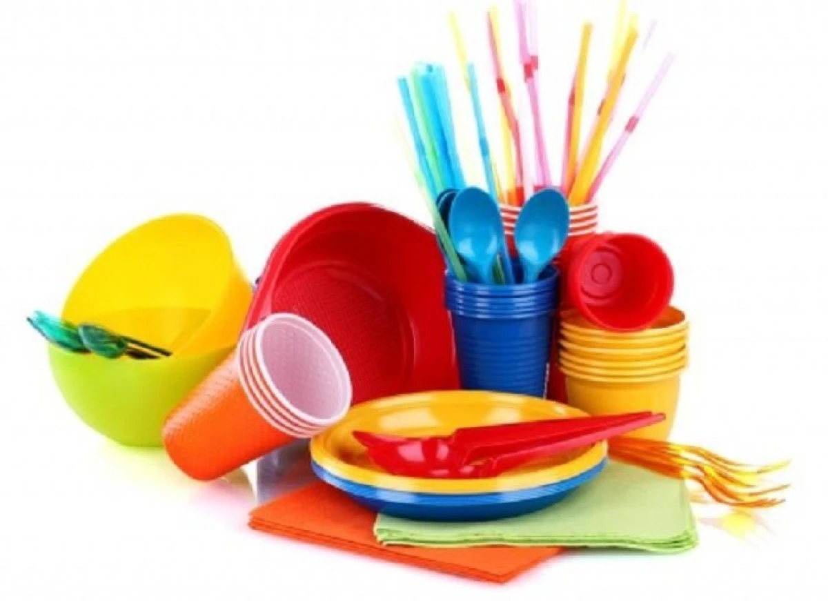 Comisia Europeană propune interzicerea materialelor plastice de unică folosinţă