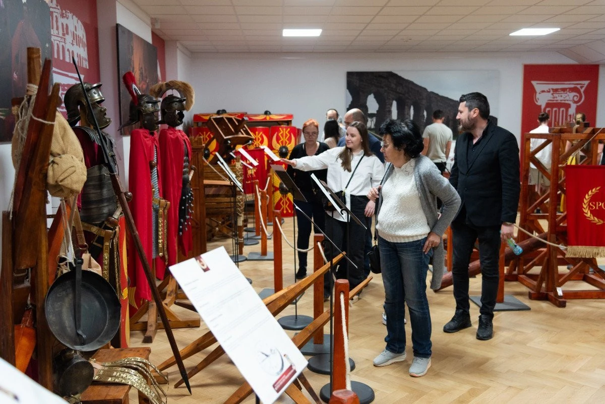 Complexul Muzeal Arad: Peste 10000 de vizitatori la expozițiile „Imperiul Roman. Tehnologia învingătorilor” și „Nicolae Grigorescu. Expoziție aniversară”