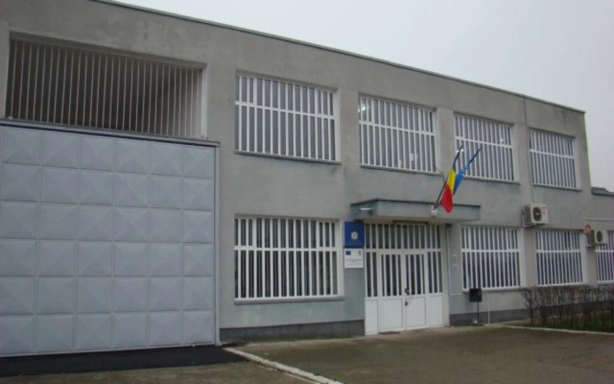 Condamnați de instanță, trei bărbați au ajuns în Penitenciarul Arad