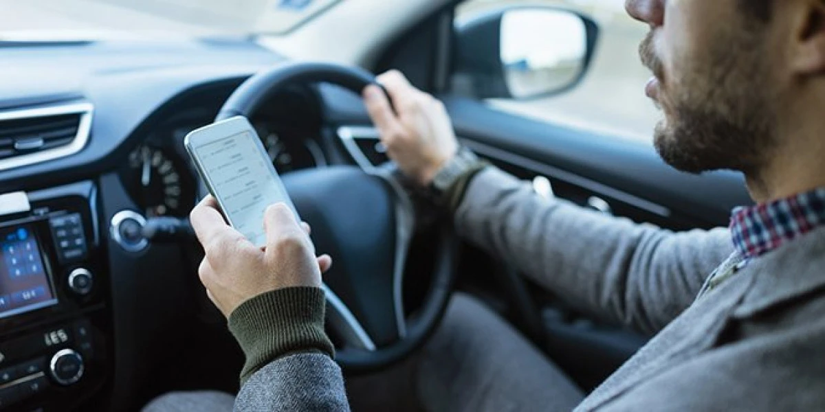Conducătorilor auto le este interzisă folosirea telefoanelor mobile, cu excepția dispozitivelor tip ”mâini libere”