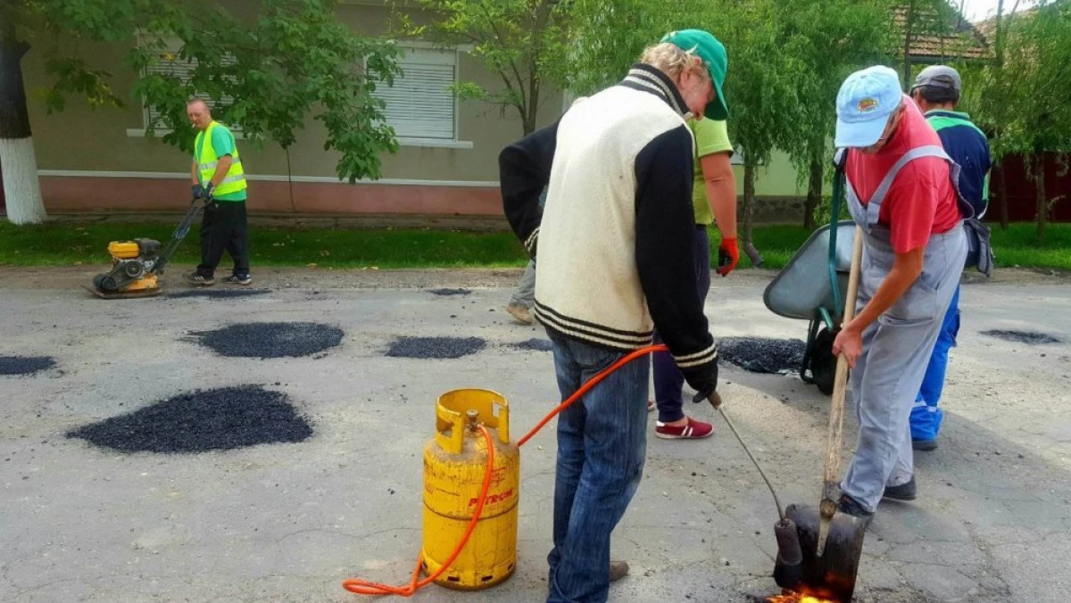 Conducerea CJA, repetentă! După ce voluntarii reabilitează o secţie a Judeţeanului, alţi voluntari plombează drumurile judeţului
