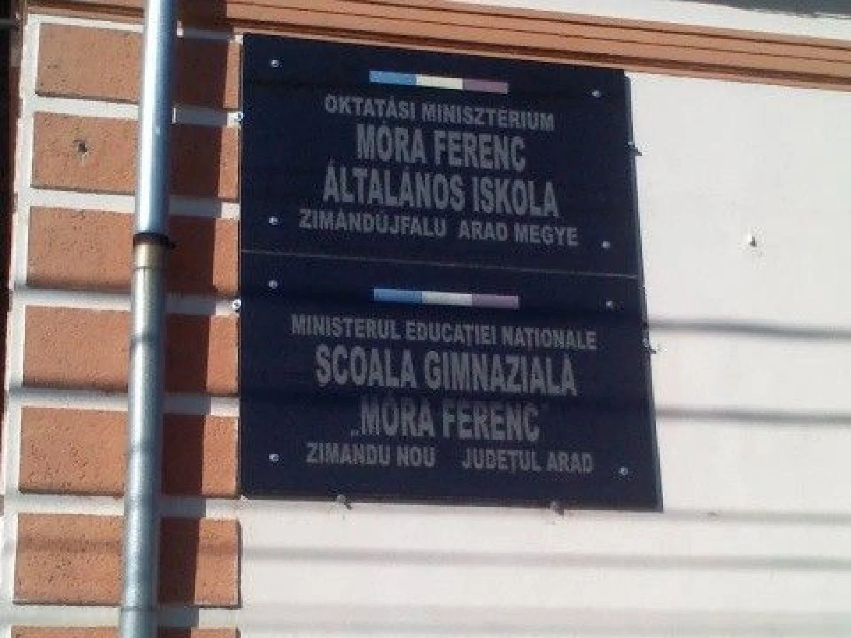 CONDUCERILE PRIMARIEI SI SCOLII MAGHIARE DIN ZIMAND REFUZA SA ARBOREZE DRAPELUL ROMANIEI