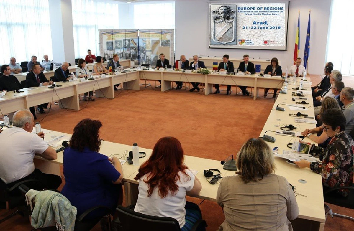 Conferinţă despre colaborarea dintre state membre UE şi non-UE, la Consiliul Judeţean Arad