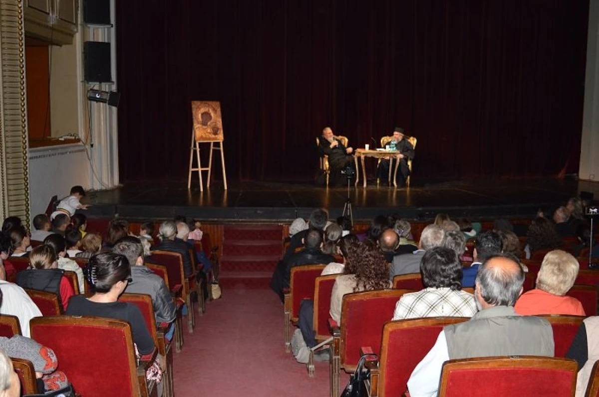 Conferință despre valorile familiei, la Teatrul Clasic „Ioan Slavici”