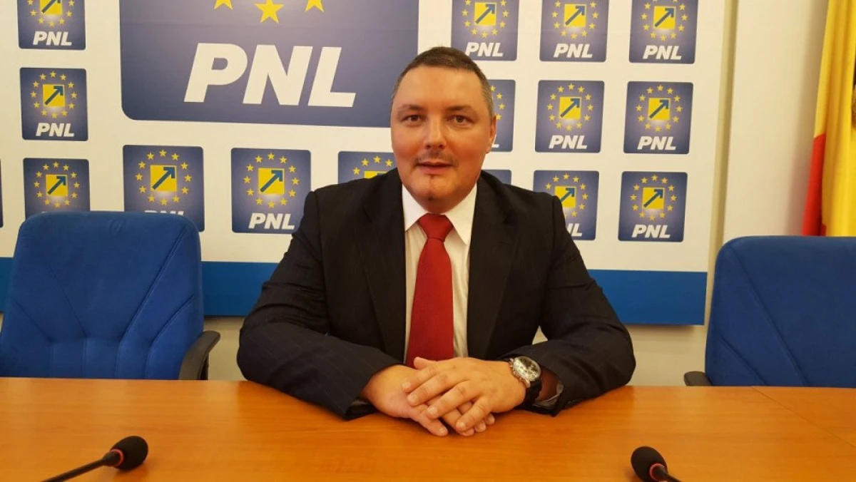 CONSILIERUL BARBEŞ A RENUNŢAT LA LUPTA CU ŢÂNŢARII ŞI S-A APUCAT DE BAZINE DE POLO