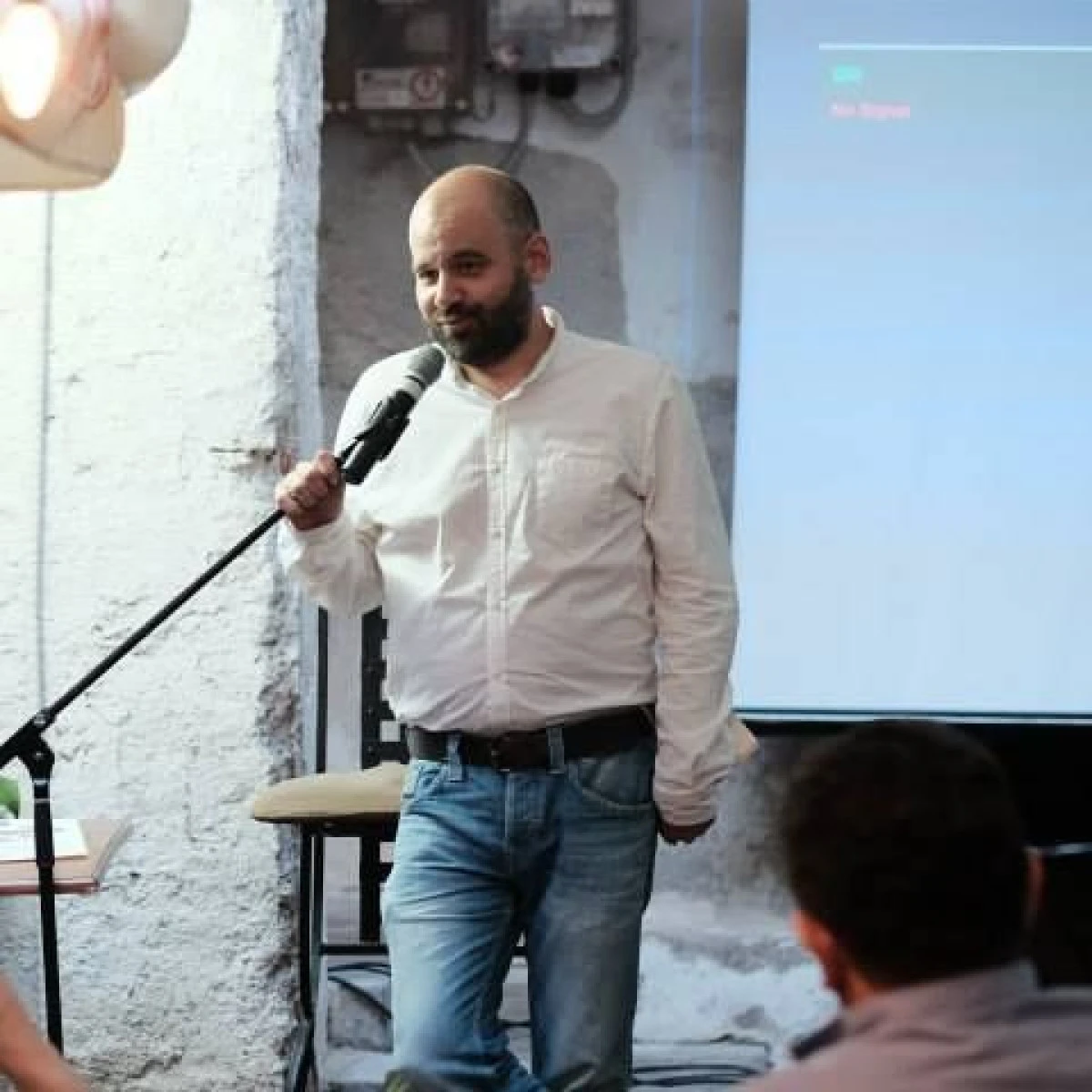 CONSILIERUL LAZURCA „DA DE PAMANT“ CU DIRECTORUL ASOCIATIEI ARAD 2021, ANDREI ANDO, SI II CERE DEMISIA
