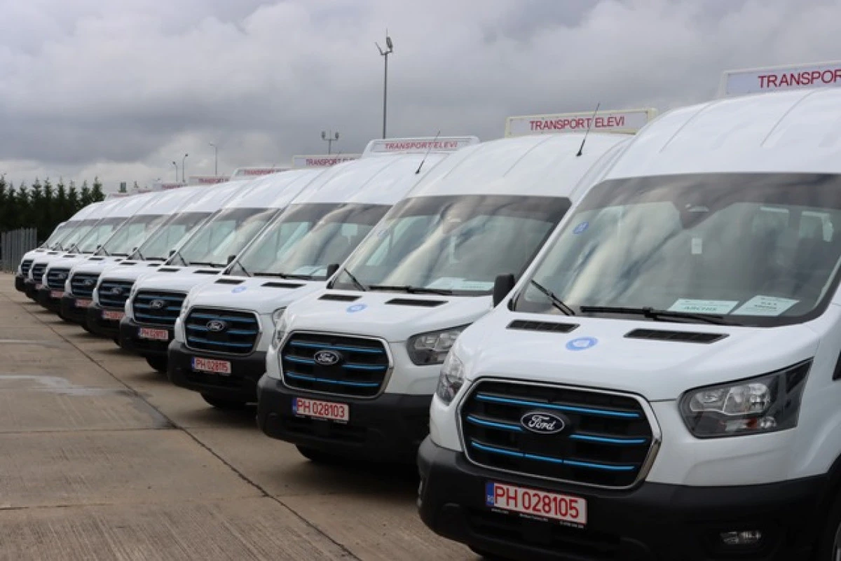 Consiliul Județean Arad predă 26 de microbuze electrice școlilor din județ