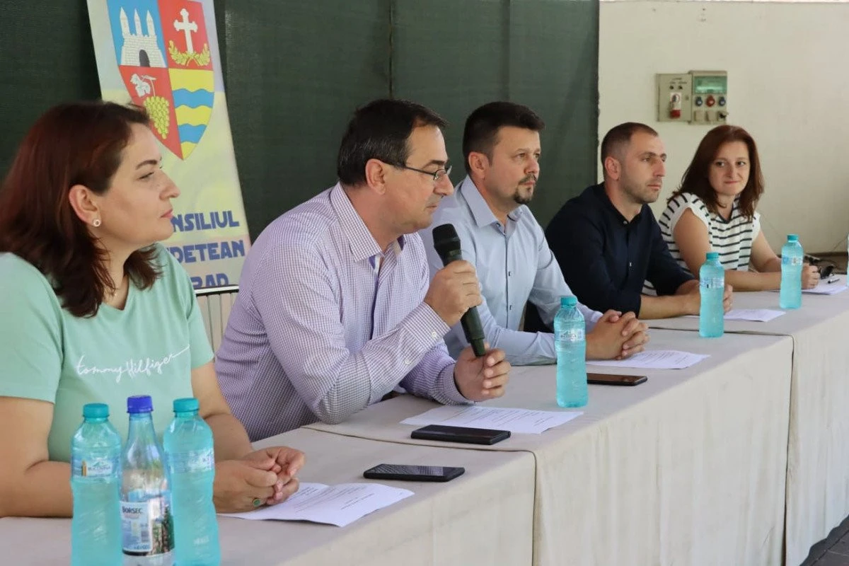 Consiliul Județean deschide o microstagiune la Teatrul de Vară din Moneasa