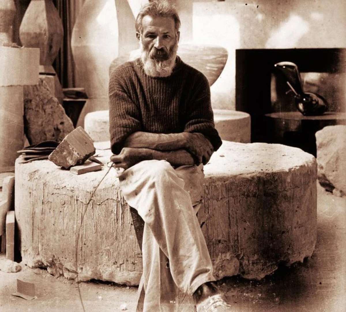 CONSTANTIN BRANCUSI- DE LA HOBITA LA PARIS