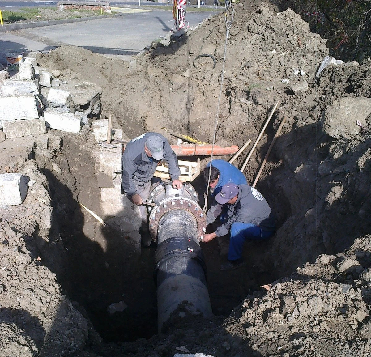 Continuă lucrările la reţeaua de apă de pe Calea Radnei