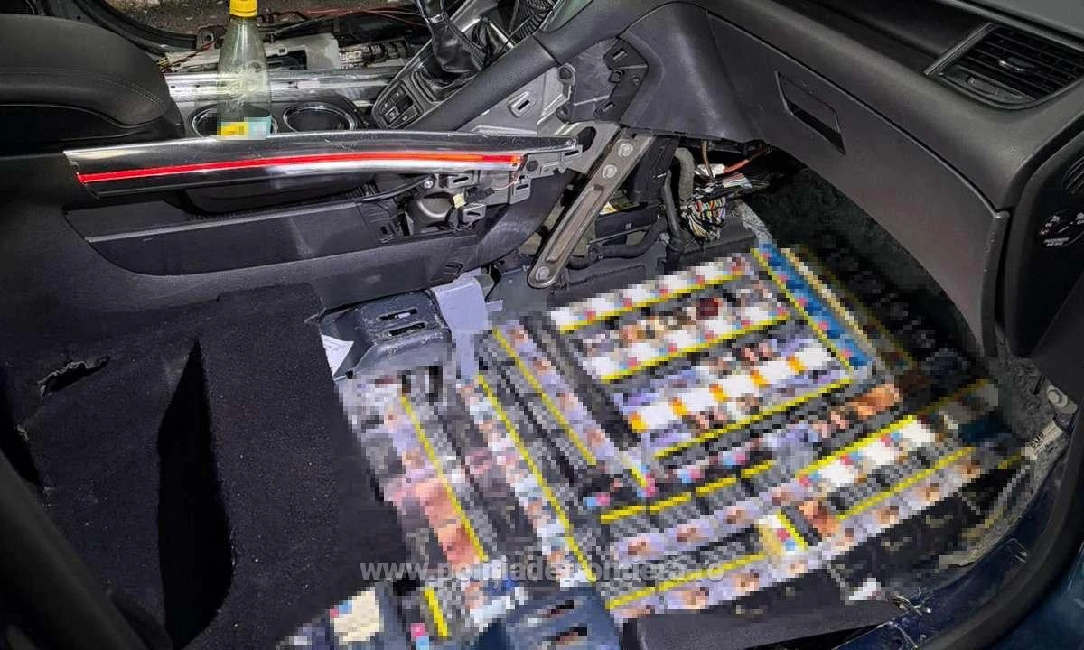 Contrabandă pe A1, în zona Nădlac. Peste 26.000 de țigarete, ascunse în podeaua unui autoturism