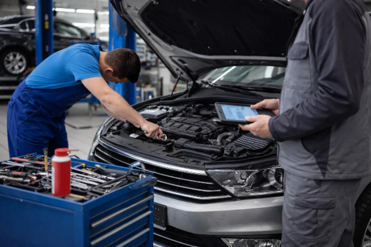 Controale ITM Arad la service-urile auto. Verificări privind munca nedeclarată și siguranța angajaților