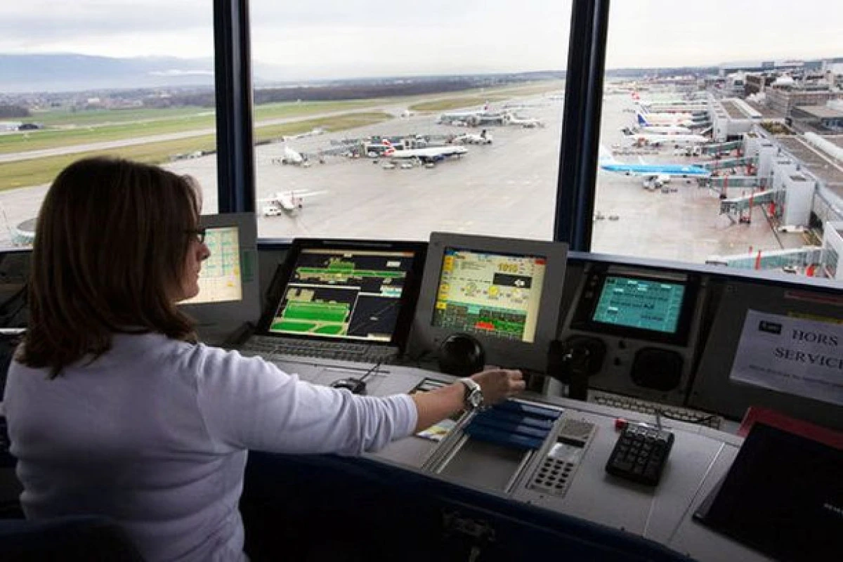 Controlorii de trafic aerian intră în grevă de avertisment