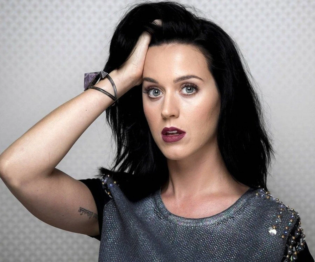 CONTUL DE TWITTER A CÂNTĂREŢEI KATY PERRY, SPART DE UN HACKER ROMÂN