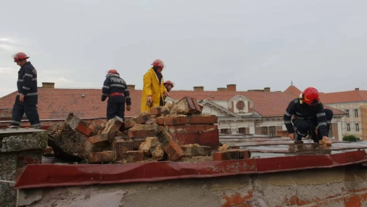 Copaci căzuți peste mașini, drumuri blocate și un acoperiș smuls, în urma vijeliei de astăzi din Arad