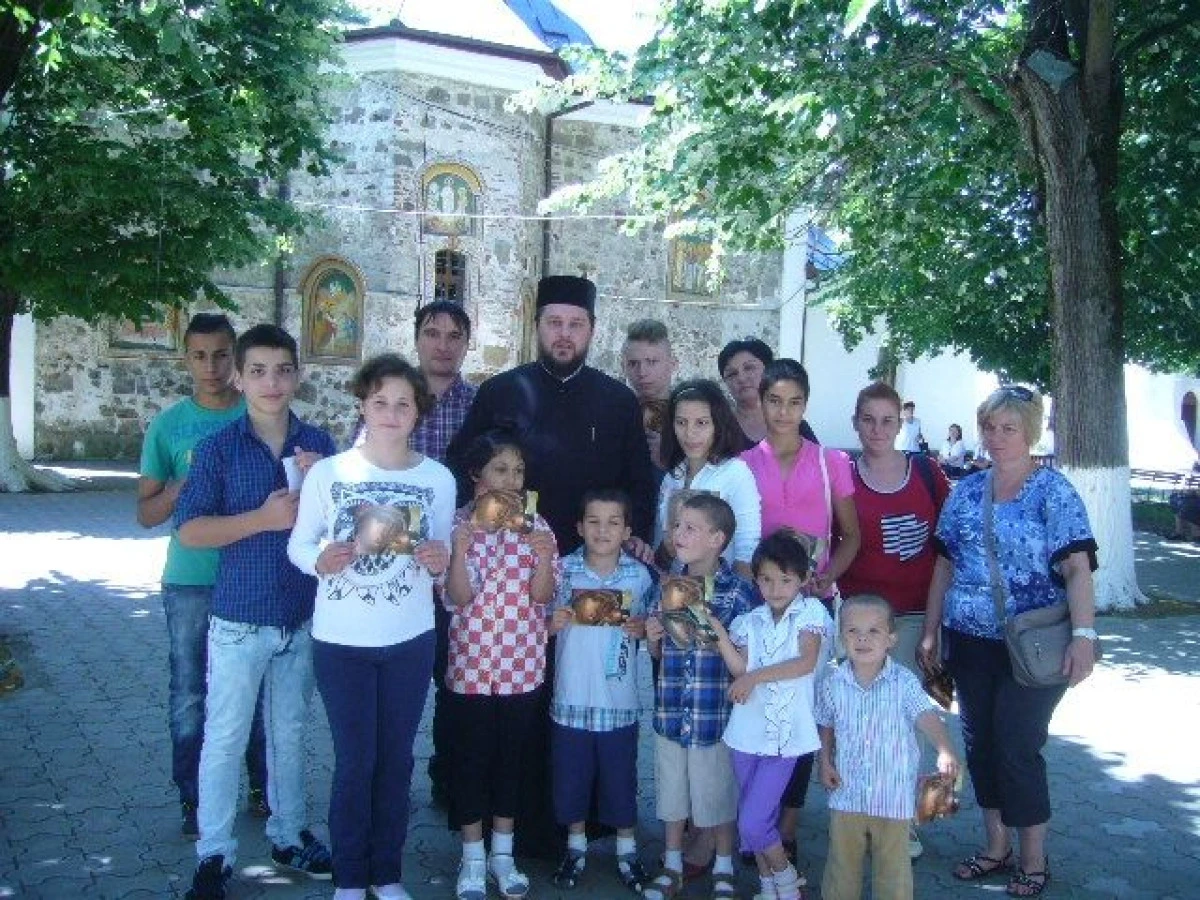 COPIII DE LA CENTRUL DE PRIMIRE MINORI ARAD, IN PELERINAJ LA MANASTIRILE ARADENE