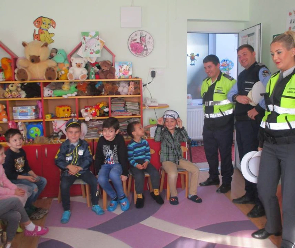 Copiii de la Grădinița numărul 6 au primit vizita polițiștilor locali