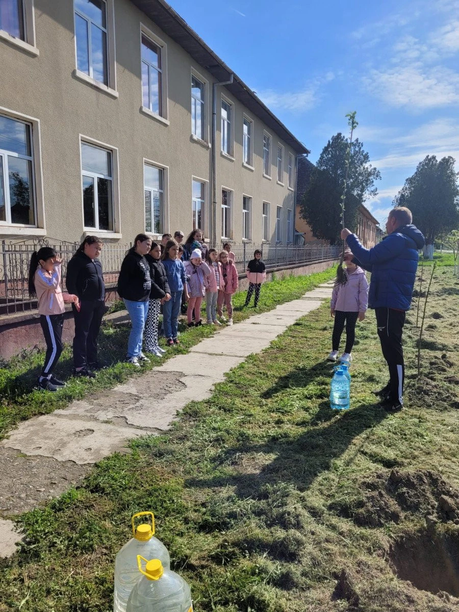 Copiii din Șicula au plantat pomi fructiferi, în cadrul programului Săptămâna Verde