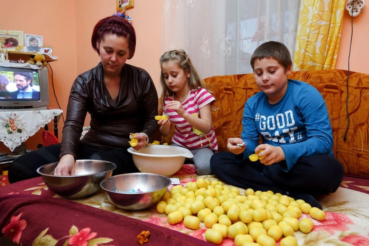 Copiii români, sclavii moderni pentru asamblarea ouălor Kinder