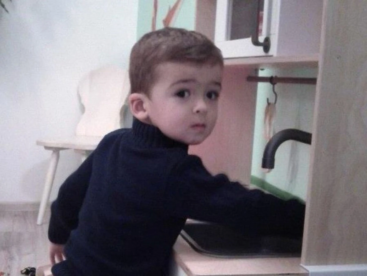 Copil de 4 ani, bolnav de cancer, obligat să facă o călătorie care i-ar putea fi fatală