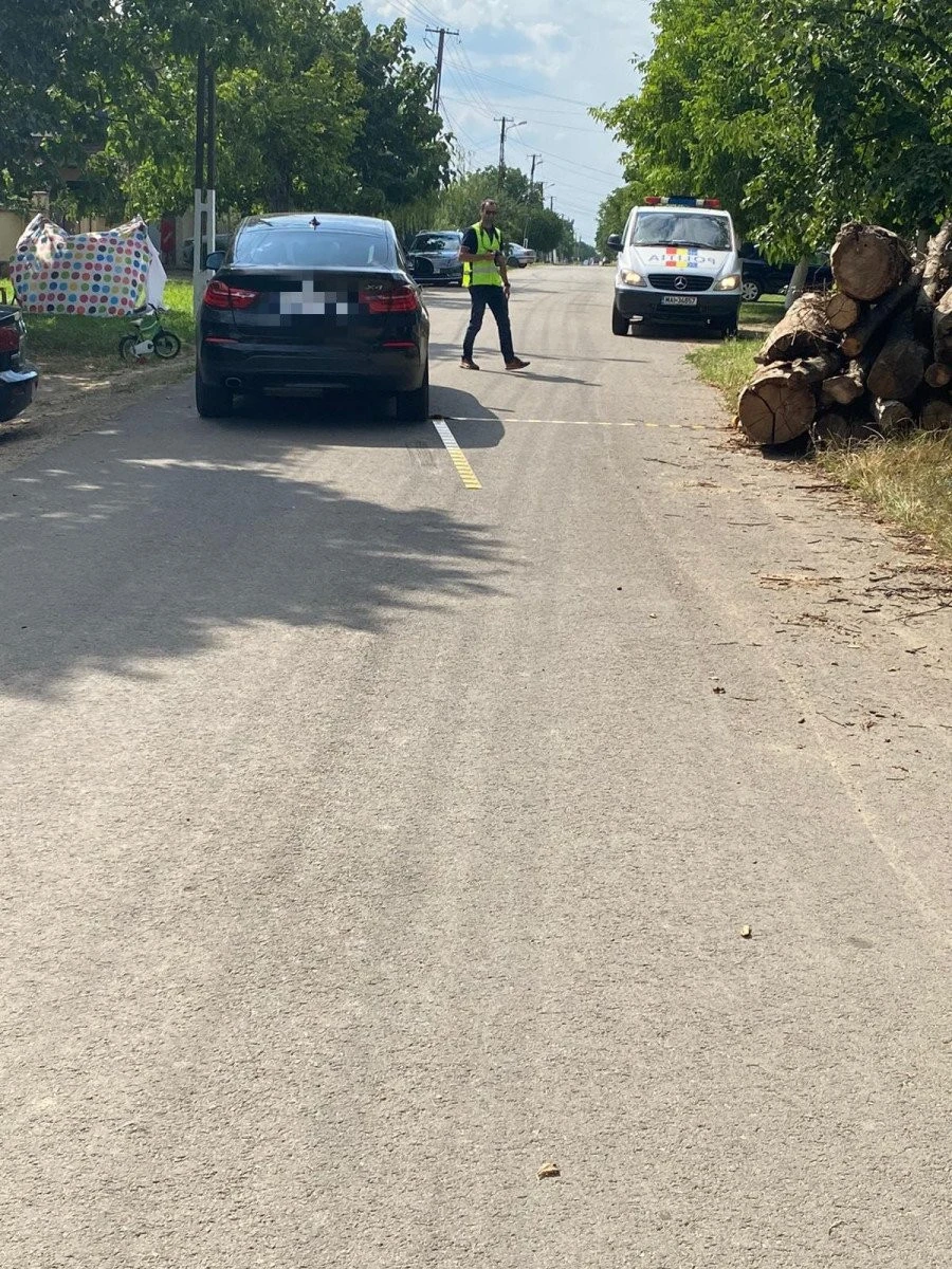 Copil de 7 ani, accidentat grav de o mașină în Sâmbăteni