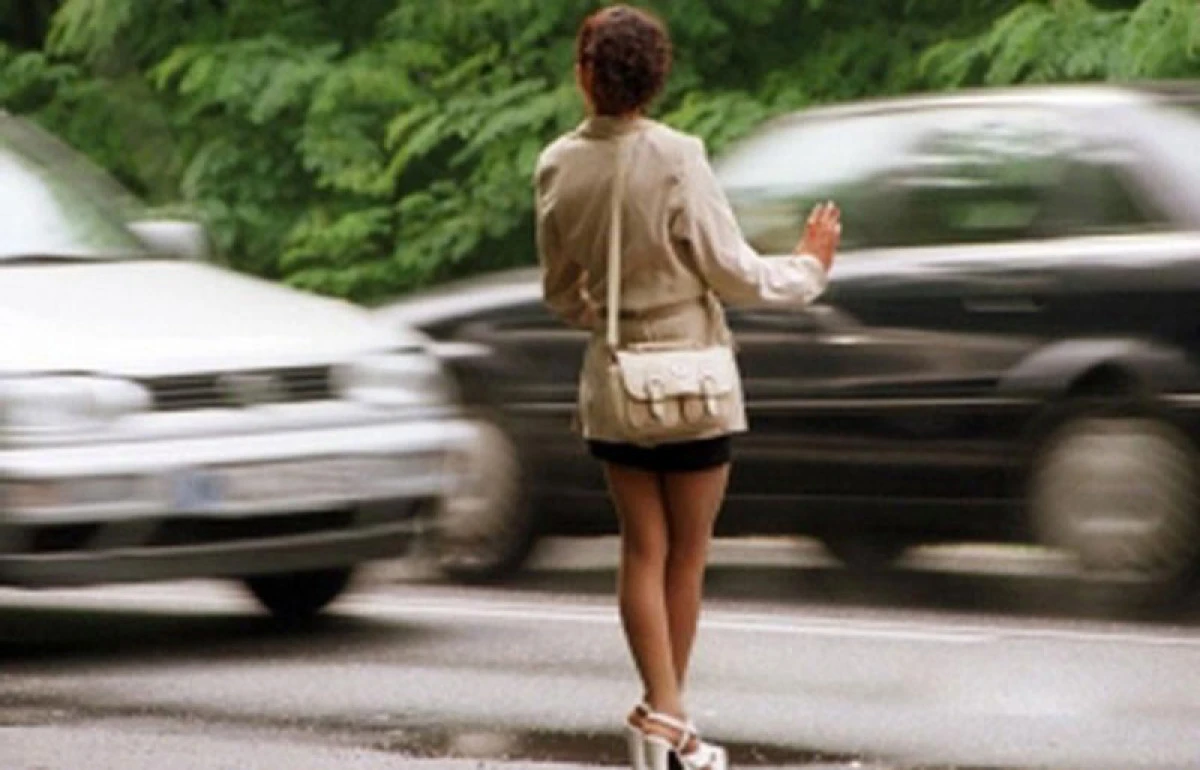 Copilă de 14 ani, ”convinsă” de ”iubit” să se prostitueze în mai multe județe, printre care și Aradul