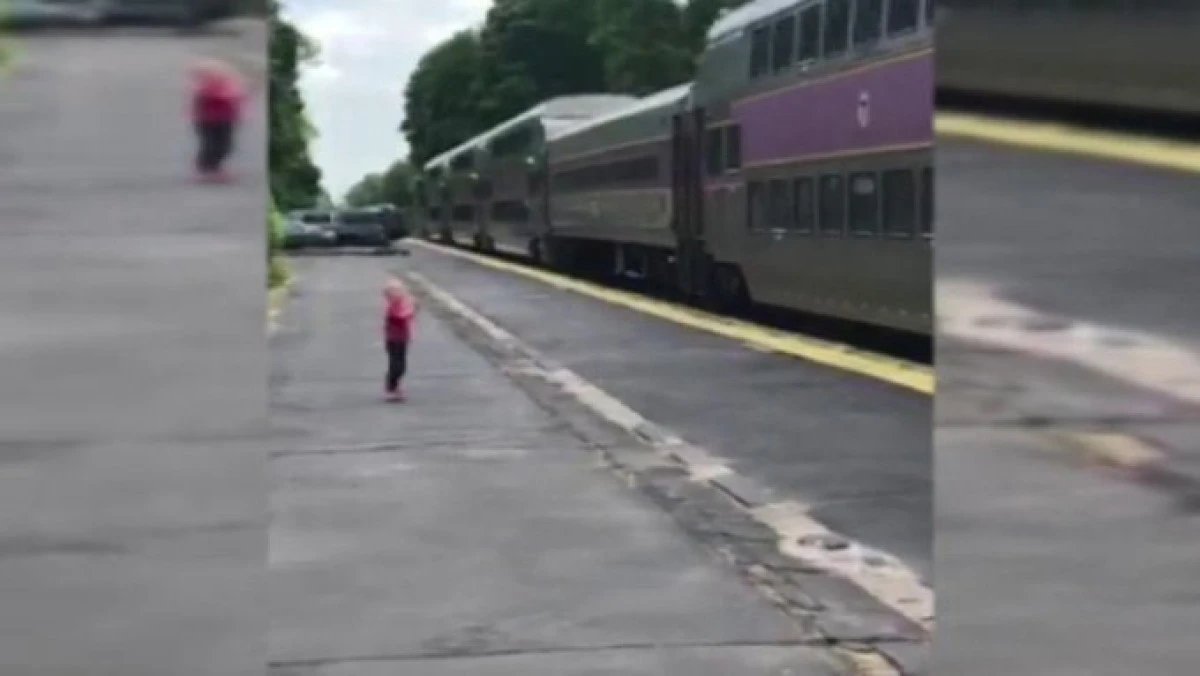 Copilul de 3 ani care merge în fiecare dimineață în gară, fără a urca în tren