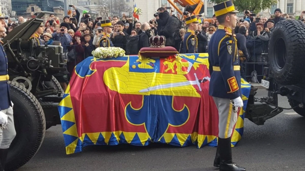 Coroana folosită la funeraliile Regelui Mihai, expusă în timpul Festivalului Naţional de Teatru