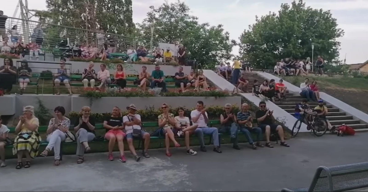 Corul Filarmonicii Arad susține un concert în această seară „la băncuțe“