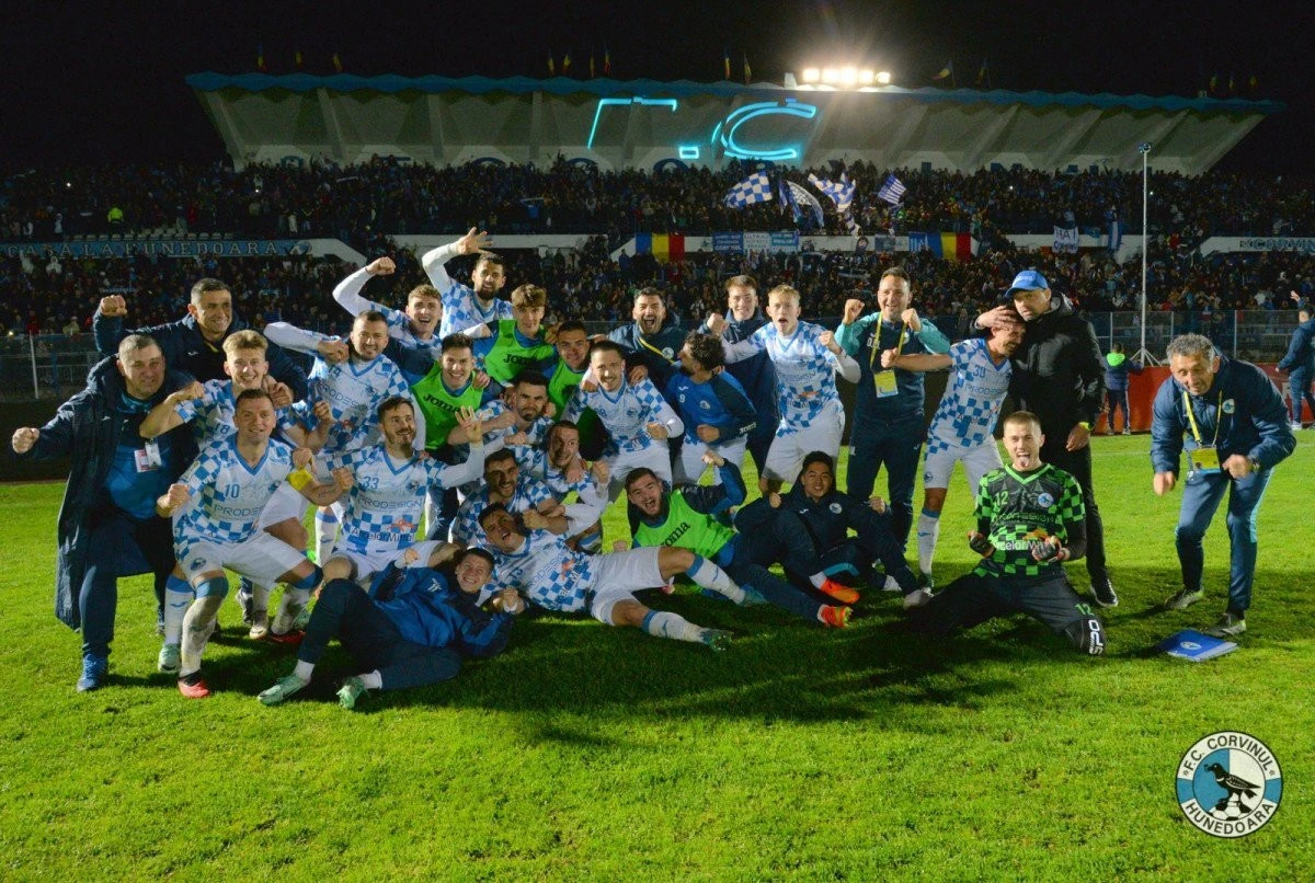 Corvinul face senzație în Cupă: 4-0 cu CFR Cluj! Un fotbalist crescut la Viitorul Arad, printre marcatori
