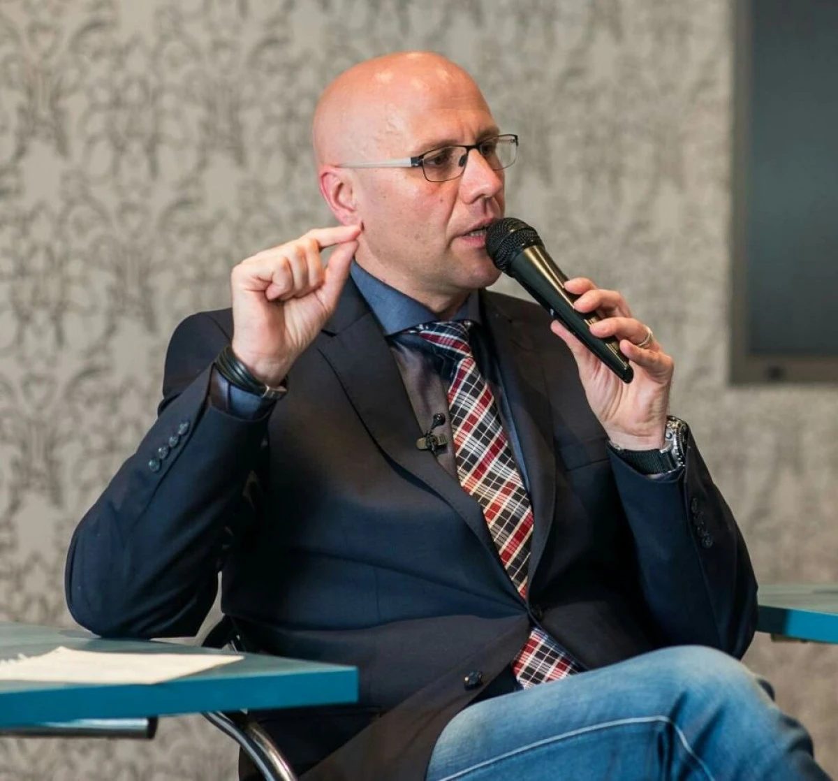 COSTEA: „GUVERNUL SĂ DEA BANI PENTRU SĂNĂTATE ŞI EDUCAŢIE, NU PENTRU PENSII SPECIALE“