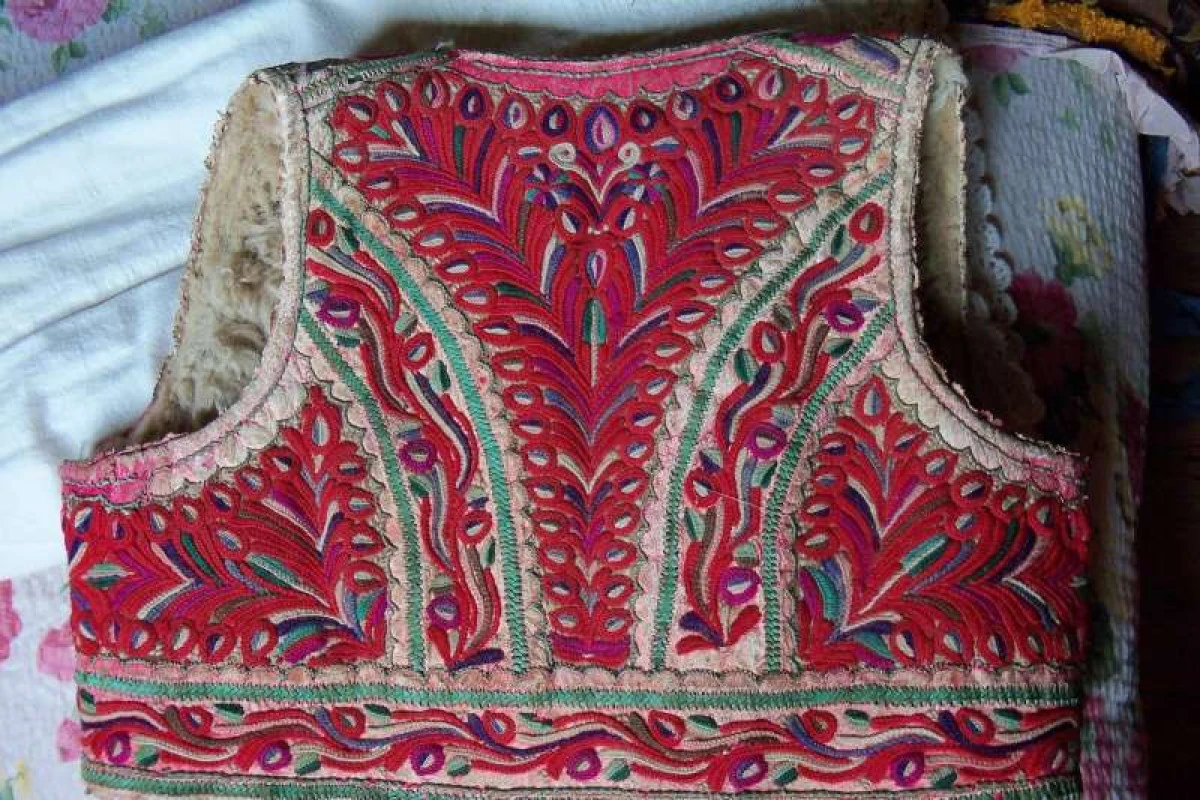 Costume populare vechi, în valoare de 20.000 de lei, furate dintr-o casă bătrânească