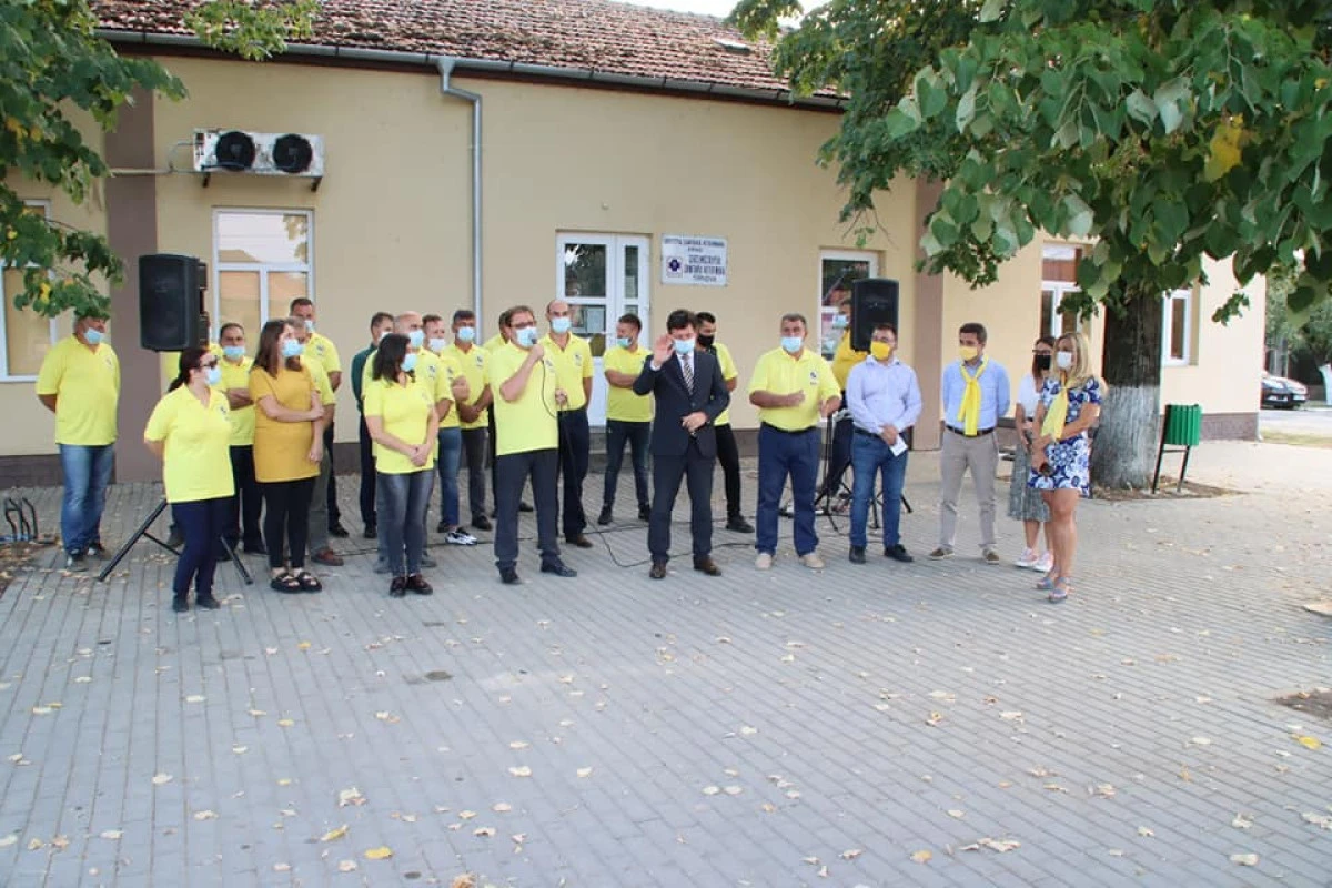 COVID-ul nu există pentru PNL Arad! Întâlnire cu zeci de persoane la Târnova, unde candidații trebuiau să fie în izolare
