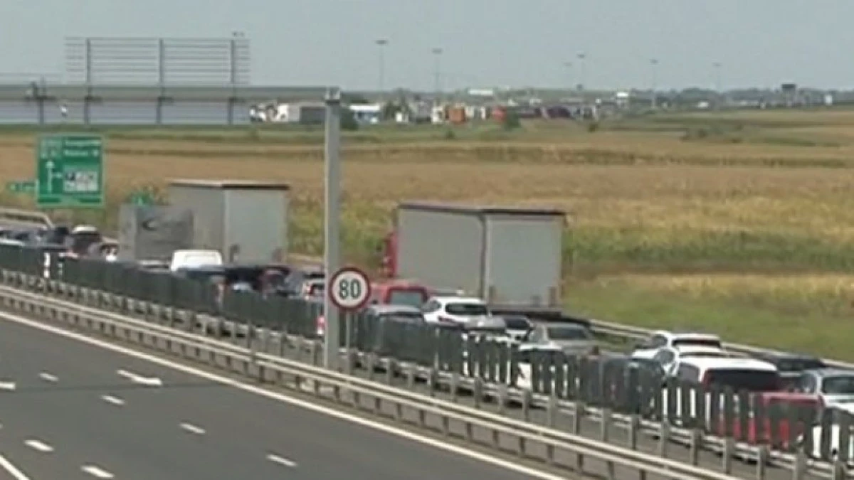 Cozi de 15 kilometri la Nădlac. Se așteaptă trei ore la ieșirea din țară