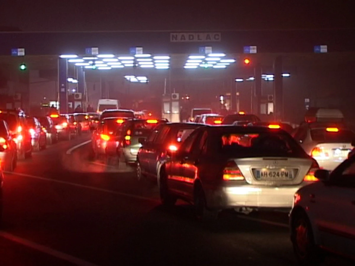 Cozi mari spre cele două vămi de la Nădlac, de pe autostradă și DN7