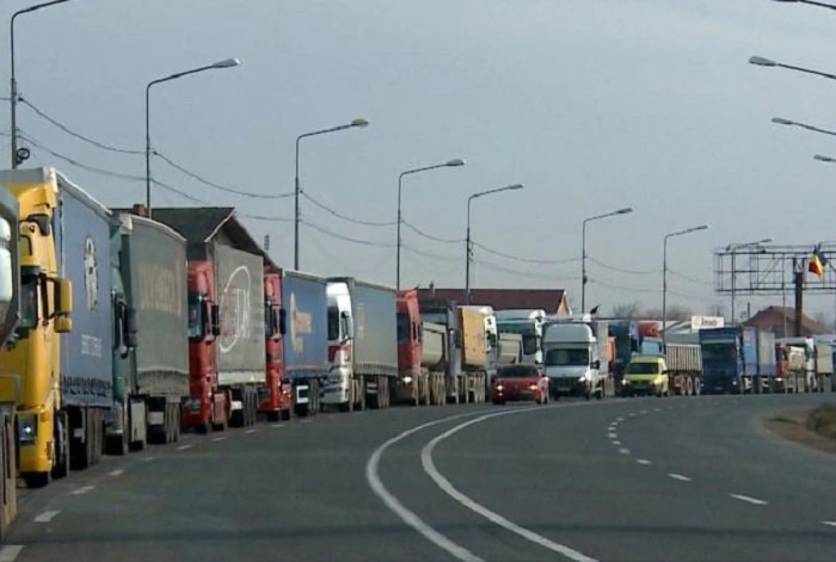 Cozi record, de 25 de kilometri, la granița cu Ungaria! Transportatorii amenință cu proteste