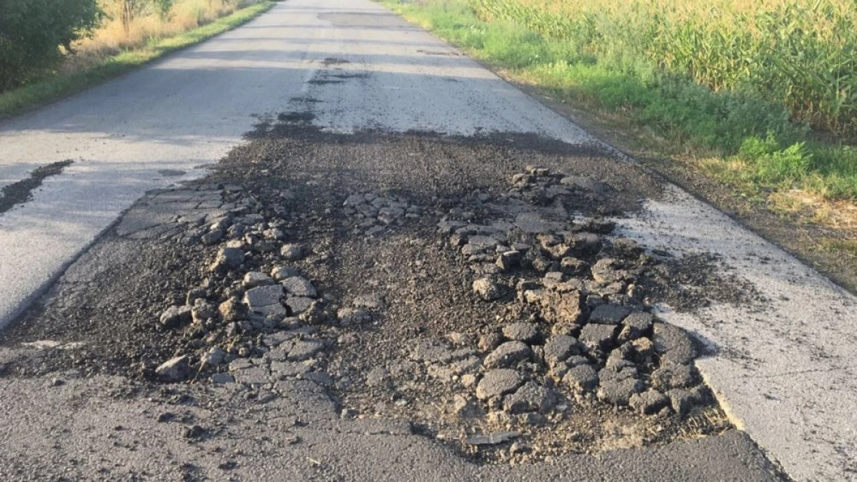 Crapă asfaltul pe un drum judeţean reabilitat acum câteva săptămâni